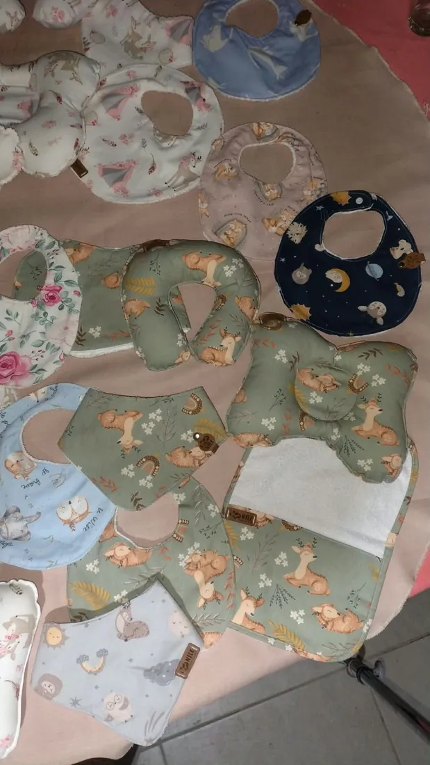 Baberos, babitas y almohadas de bebé con estampas de ciervos, flores y lunas