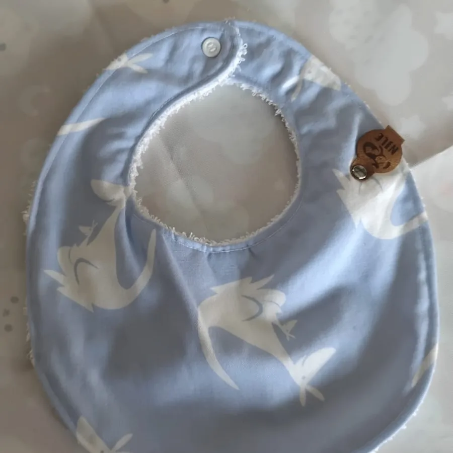 Babero de algodón con broche